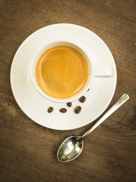 чашка кофе латте на текстуре дерева
  - Фото, изображение