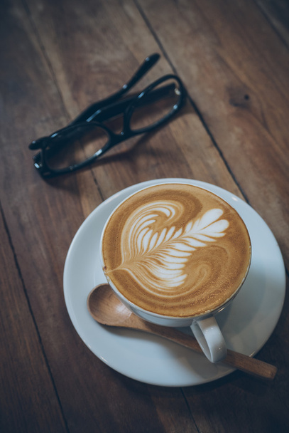 taza de café con leche en la textura de madera
  - Foto, Imagen