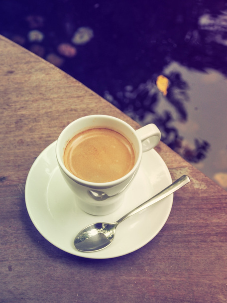 чашка кофе латте на текстуре дерева
  - Фото, изображение