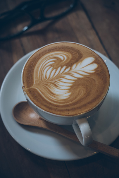 чашка кавового латте на текстурі дерева
  - Фото, зображення