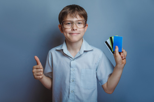 Хлопчик 10 років європейський вигляд в окулярах проведення КР - Фото, зображення