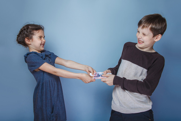 Мальчик и девочка, держащие в руках денежные купюры, истекают кровью.
 - Фото, изображение