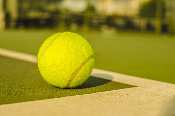 Pelota de tenis en la cancha Primer plano
  - Foto, Imagen