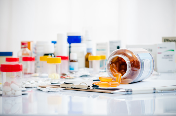 cápsulas y comprimidos de medicamentos
 - Foto, Imagen