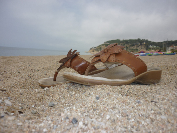 Bőr flip papucs, homokos strandon - Fotó, kép