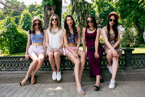 cinq belles jeunes filles
 - Photo, image
