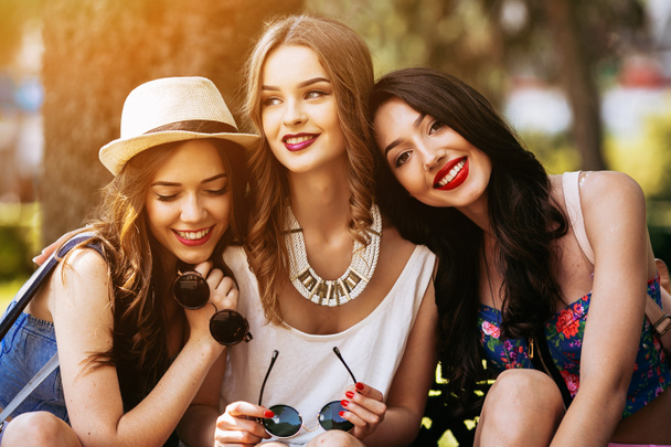 tres hermosas chicas jóvenes
 - Foto, Imagen