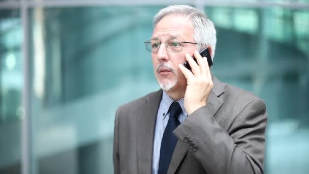 businessman talking on phone - Video, Çekim