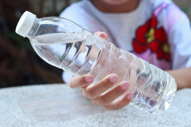 Los niños comparten su agua de bebida
. - Foto, Imagen