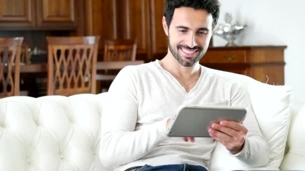 Man using tablet relaxing - Video, Çekim