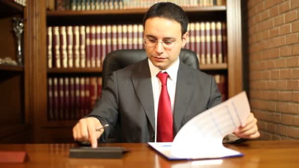 Businessman doing paper works - Video, Çekim