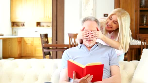 mature couple reading book - Filmati, video