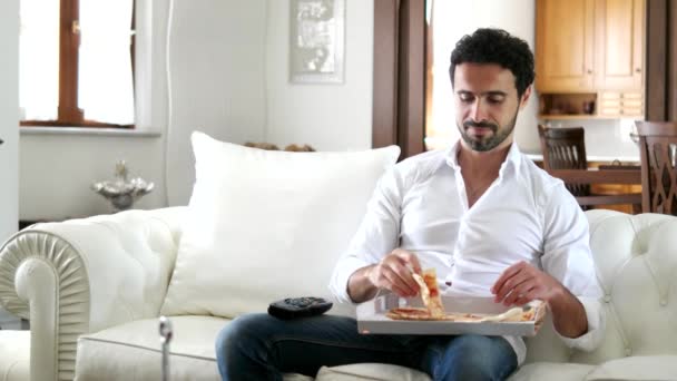 Handsome man eating pizza - Filmagem, Vídeo