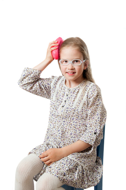 Small girl combs her hair - Foto, Bild