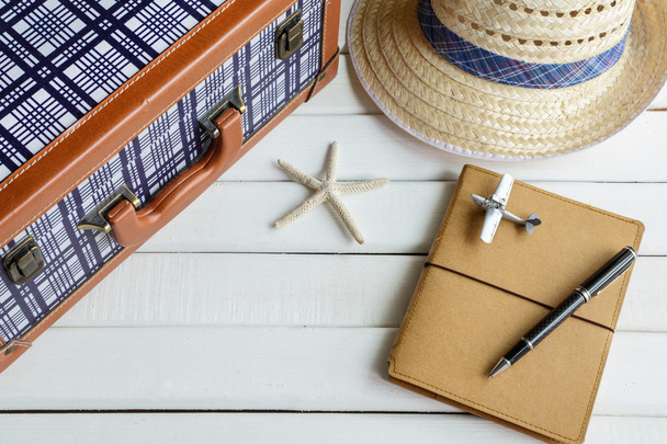 вінтажна валіза і щоденник на білому дерев'яному фоні
 - Фото, зображення
