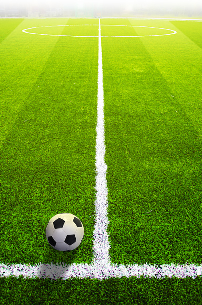 Футбольное поле травы с маркировкой и мячом, Спорт - Фото, изображение