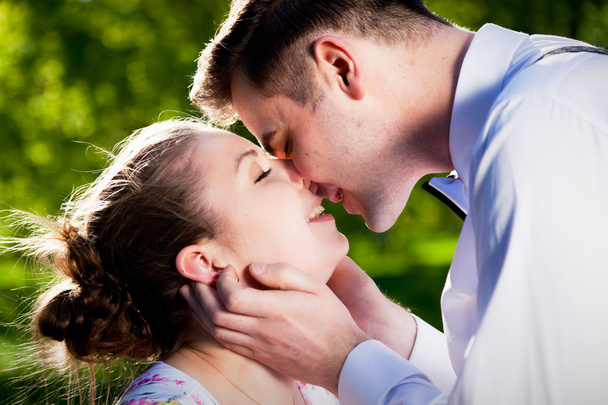 молода романтична пара цілується
 - Фото, зображення