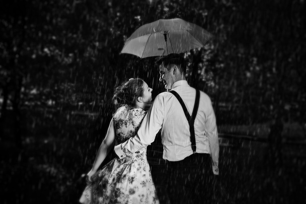 Pareja romántica enamorada coqueteando bajo la lluvia
. - Foto, Imagen