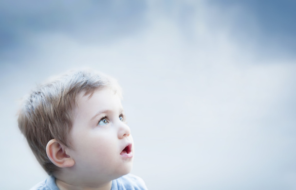 Мальчик смотрит на небо - Фото, изображение