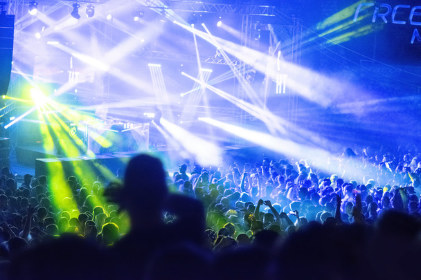 sylwetki tłumu koncertowego przed jasnymi światłami sceny - Zdjęcie, obraz