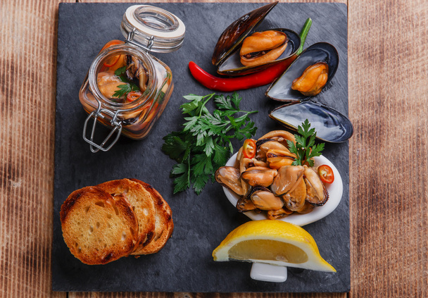 Marinated mussels with lemon and croutons - Photo, Image