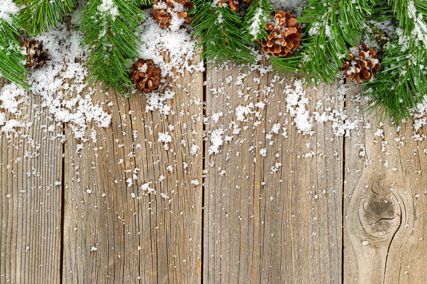 Decoraciones fronterizas navideñas con nieve en tablas de madera rústicas
 - Foto, Imagen