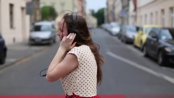 ładna dziewczyna słuchania muzyki w słuchawkach - Materiał filmowy, wideo
