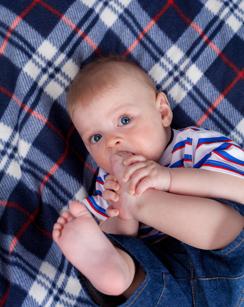 Cute baby nipping his feet - Foto, Imagen