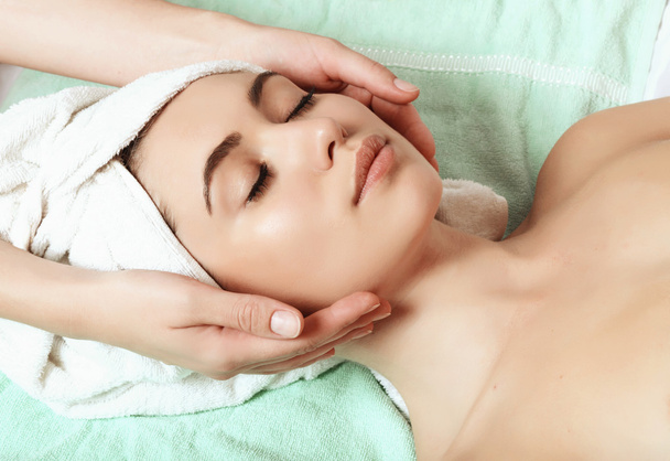 massaggio viso anti invecchiamento
 - Foto, immagini