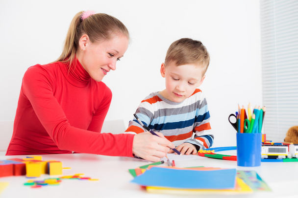 Preschooler child drawing with his mom  - Φωτογραφία, εικόνα