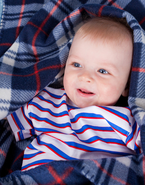 smiling baby boy  wrapping in plaid - Foto, afbeelding