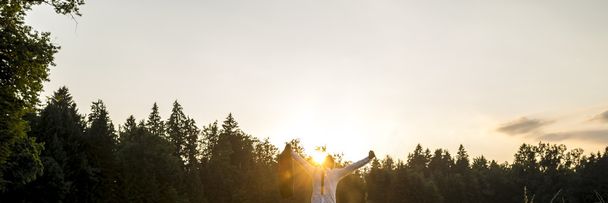 Empresário em uma floresta com seus braços espalhados celebrando su
 - Foto, Imagem