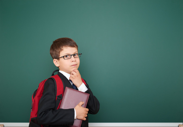 Schoolboy com mochila no fundo do conselho escolar
 - Foto, Imagem