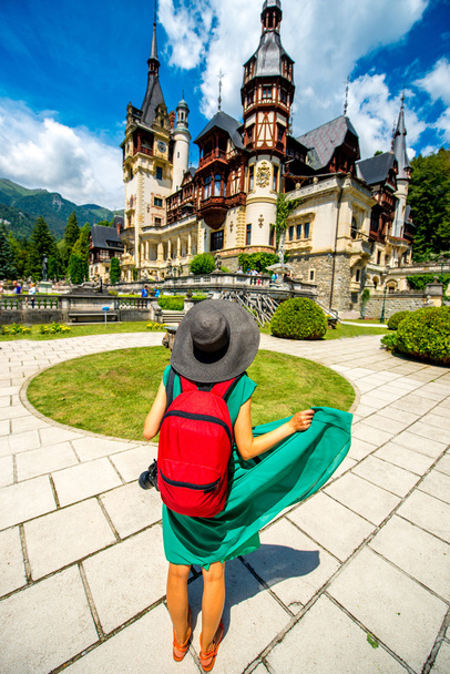 Турист в замке Пелеш
 - Фото, изображение