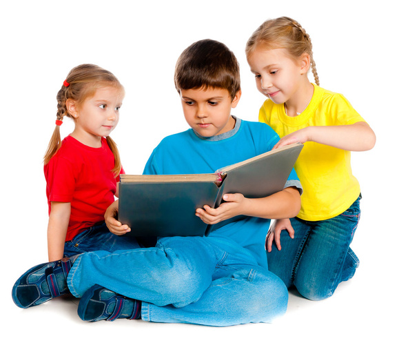 Niños pequeños con un libro
 - Foto, imagen