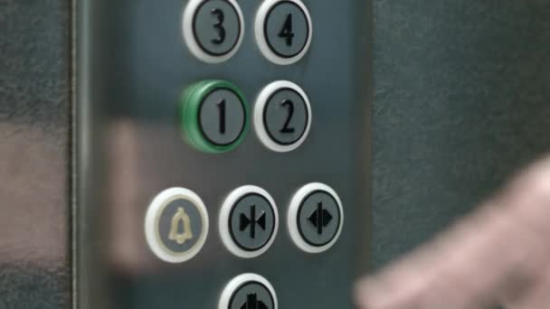 Άνθρωπος πατήσει το κουμπί στον πρώτο όροφο και ένα κουμπί Κλείσιμο των θυρών ανελκυστήρων - Πλάνα, βίντεο