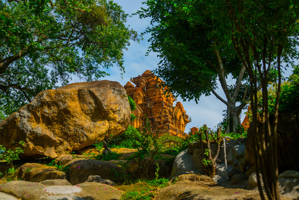 寺複雑なポーナガール、遺跡のポー チャム タワー。ニャチャン Trang.Vietnam - 写真・画像