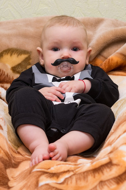 Le gamin avec une moustache factice
 - Photo, image