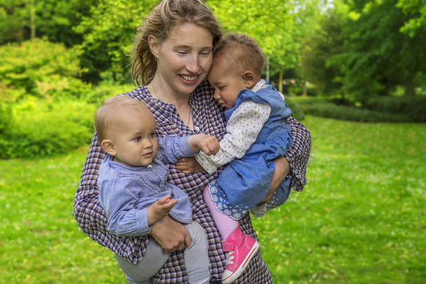 Krásná matka hodling dvě děti - Fotografie, Obrázek