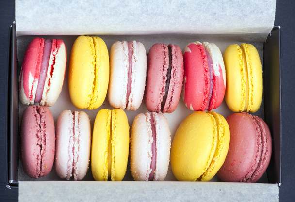 macarons coloridos franceses en una caja
 - Foto, Imagen