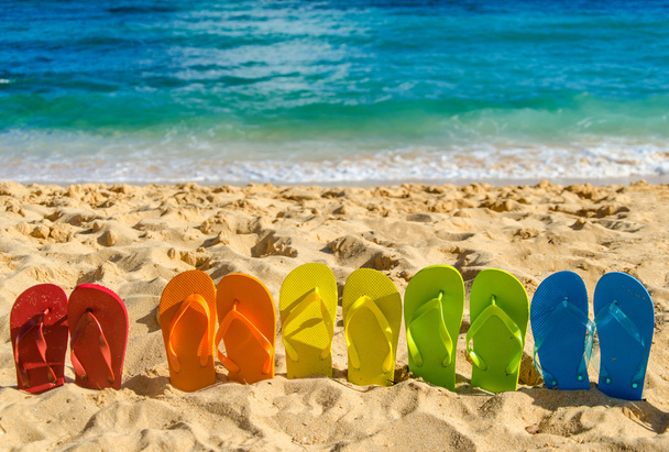 Colorat flip flopi pe plaja de nisip - Fotoğraf, Görsel
