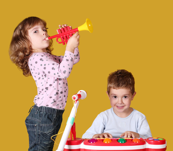 Мальчик и девочка играют музыку
 - Фото, изображение