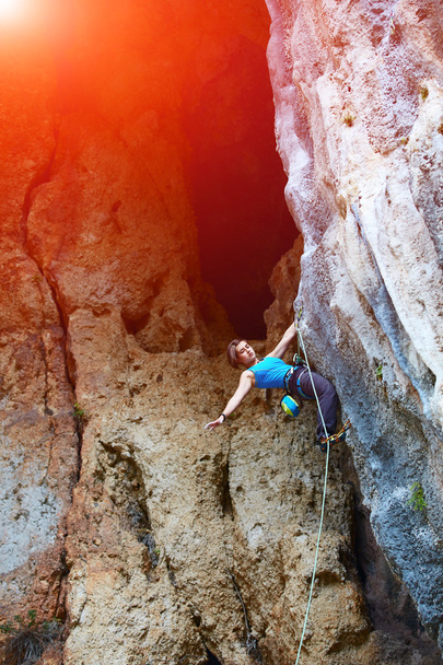скельний альпініст піднімається скелею
 - Фото, зображення