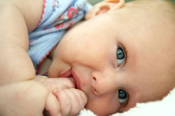neonato infantile ragazza posa giù succhiare il suo pollice
 - Foto, immagini
