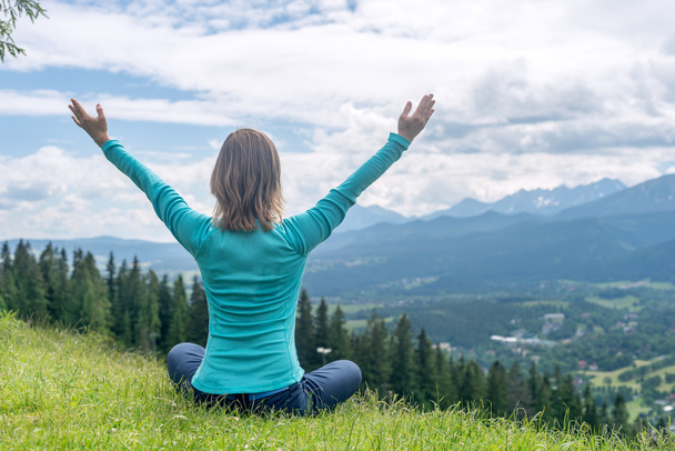 Kobieta medytować w górach - Zdjęcie, obraz
