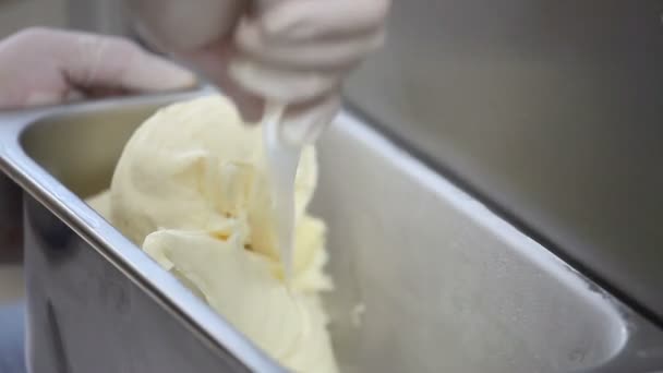 Příprava zmrzliny s profesionálním strojem - Záběry, video