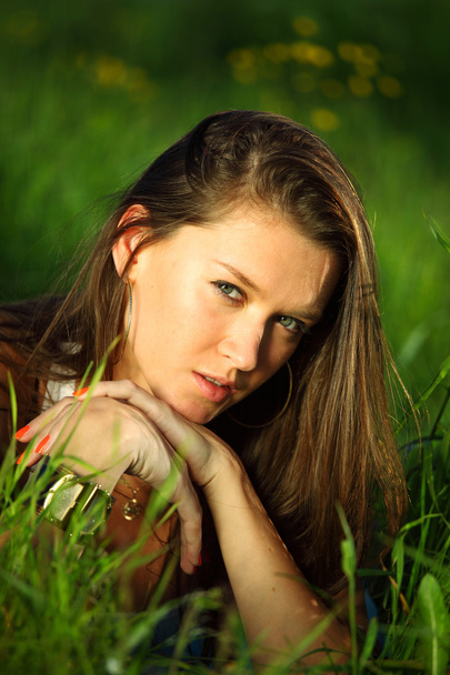 brunetka na trawie - Zdjęcie, obraz