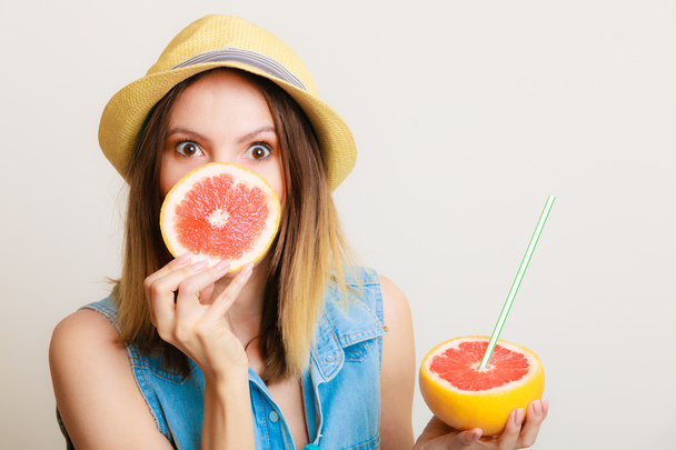 Summer girl holding grapefruit - Foto, afbeelding