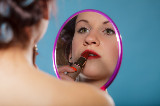 Girl applying make up - Foto, Imagem