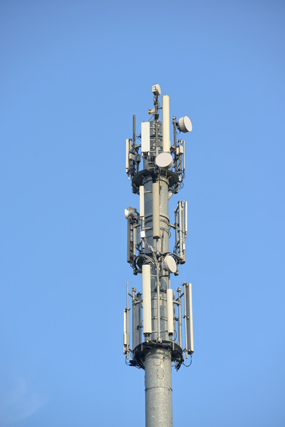 Σύγχρονη Gsm πύργος στο γαλάζιο του ουρανού - Φωτογραφία, εικόνα